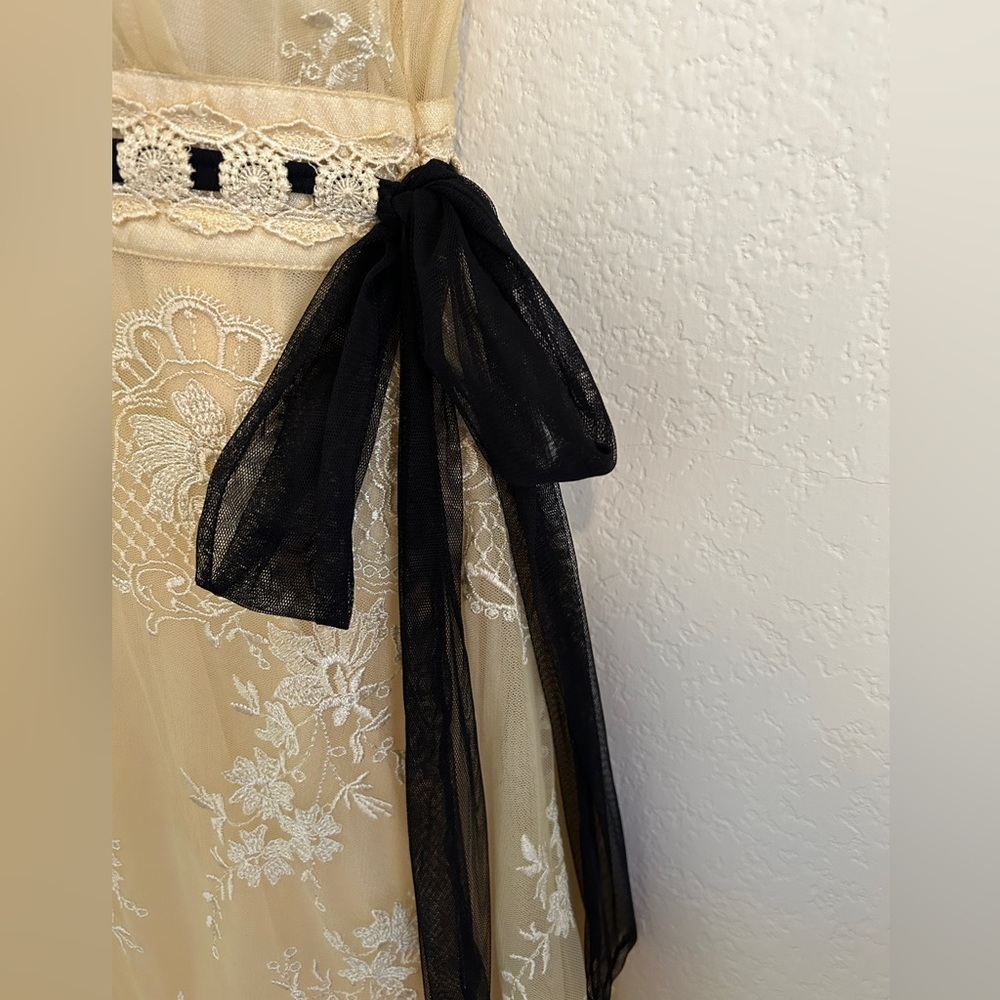Elegant Lace Midi Dress in Gold - Picture 6 of 13